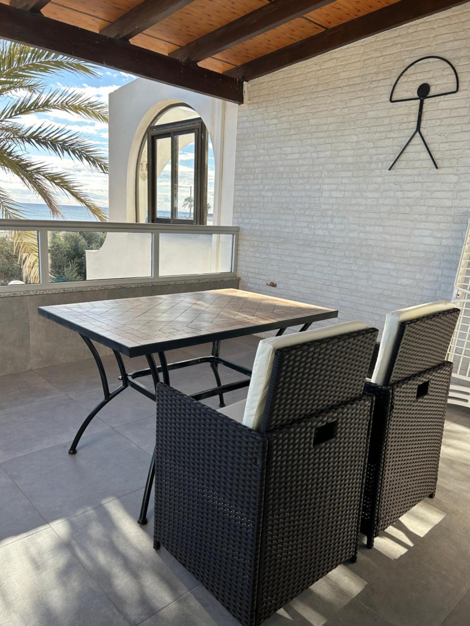 Stunning Location! 15m To Apartment