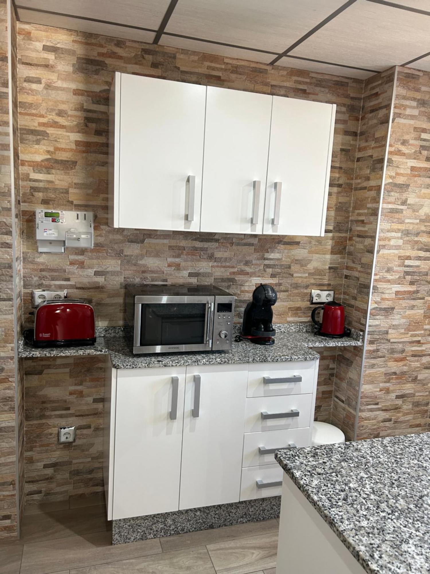 Apartment Stunning Location! 15m To *